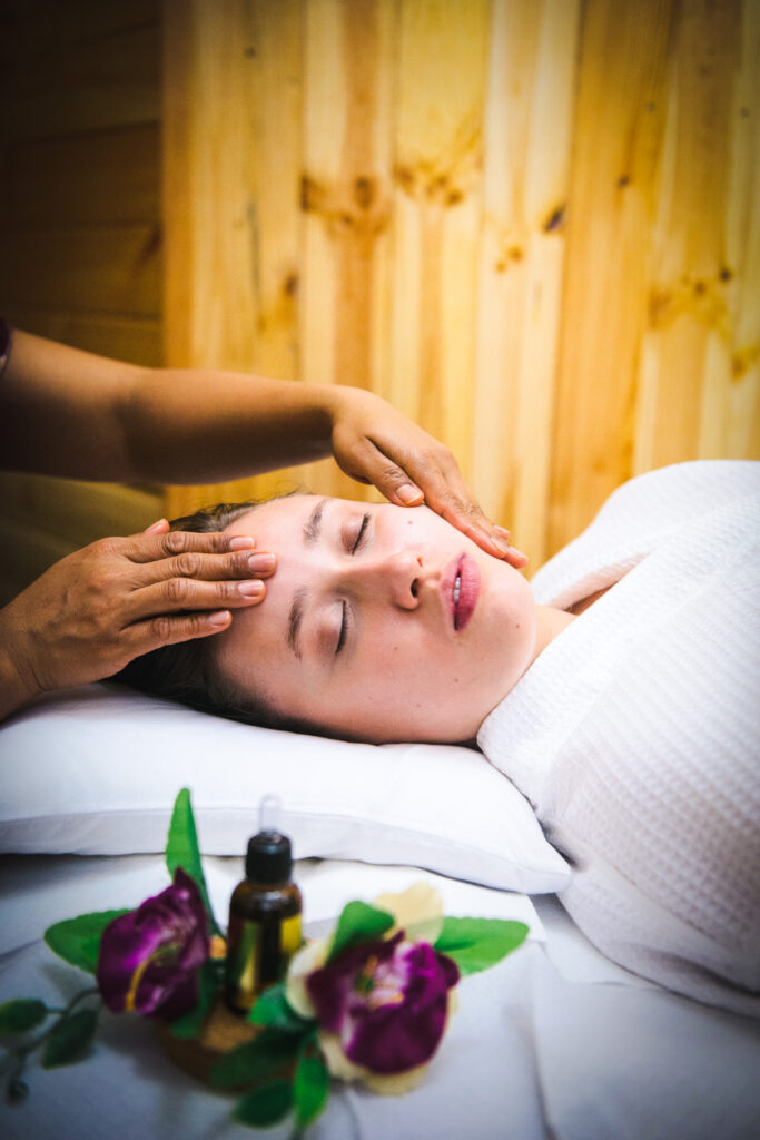 zdjęcie przedstawia masaż twarzy kobido